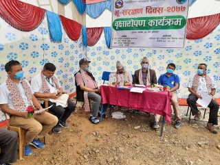 भु—संरक्षण दिवसका अवसरमा मैदी ताल परिसरमा वृक्षारोपण, माटो,पानी र रुखविरुवाको संरक्षण गर्न जरुरी