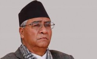 कार्यकर्ता रिझाउन पद बाँड्दै देउवा