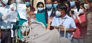 डा. गोविन्द केसीले कर्मचारीको हातबाट जुस पिउँदै तोडे अनसन