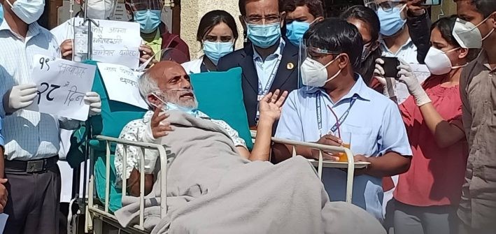 डा. गोविन्द केसीले कर्मचारीको हातबाट जुस पिउँदै तोडे अनसन