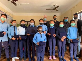 युवा व्यवसायी श्रेष्ठद्वारा ११४ जना विद्यार्थीलाई सुइटर वितरण