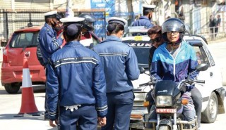 घुस नखाने १८ ट्राफिक प्रहरी पुरस्कृत