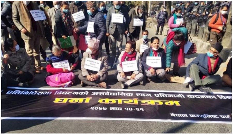 संसद विघटनको विरोधमा प्रचण्ड–माधव समूहका संसदहरु धर्नामा