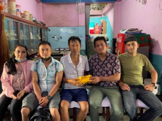 हिमाञ्चल बोर्डिङ् स्कूल २०६२ ब्याचका विद्यार्थीले गरे बिरामी गुरूलाई आर्थीक सहयोग