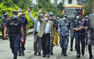 सनाखतका लागि आयोग पुगे माधव नेपाल