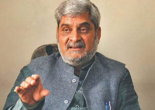 गठबन्धनका उम्मेदवार विनोद चौधरीसँँग चुनाव लड्दै हृदयेश त्रिपाठी