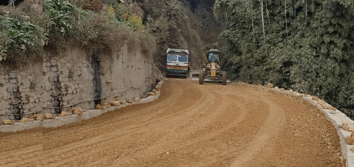 सातौँ पटक म्याद थप्दा पनि बनेन भक्तपुर–नगरकोट सडक, नेताहरू नै बसे धर्नामा