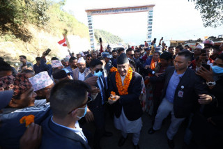 डडेलधुराका २ चुनावी सभालाई सम्बोधन गर्दै प्रधानमन्त्री देउवा