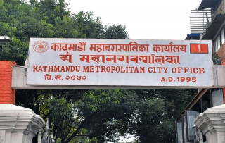 काठमाडौं महानगर प्रहरी र फुटपाथ व्यवसायीबीच झडप ११ जना घाइते