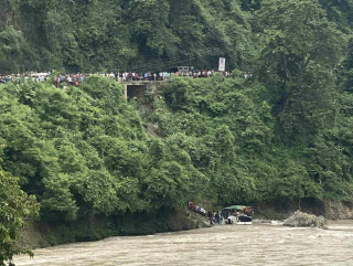 यात्रुवाहक बस त्रिशुलीमा खस्यो, ८ जनाको मृत्यु