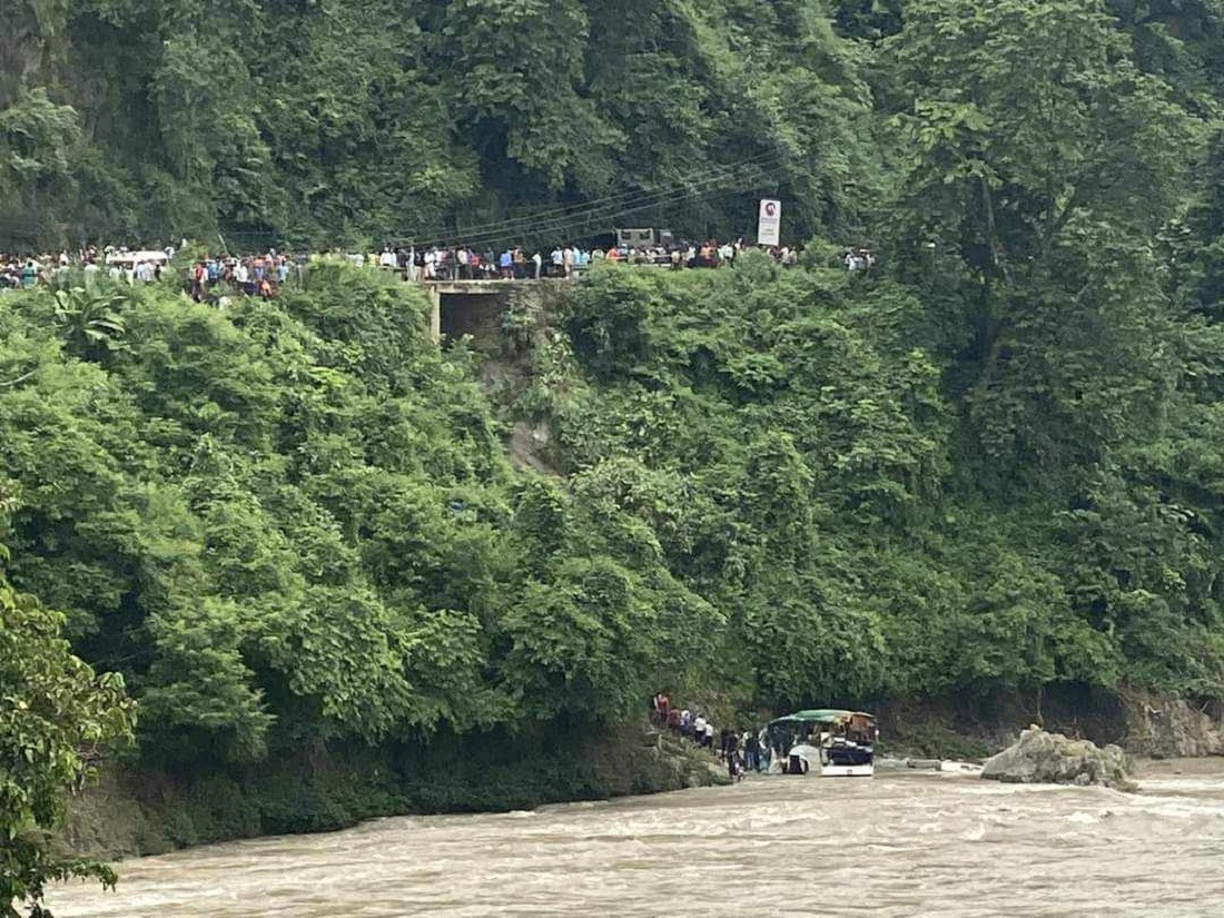 यात्रुवाहक बस त्रिशुलीमा खस्यो, ८ जनाको मृत्यु