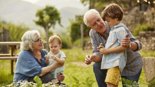 हजुरबुवा हजुरआमाबाट टाढा भएर के गुमाउँदैछन् बालबालिकाहरू ?