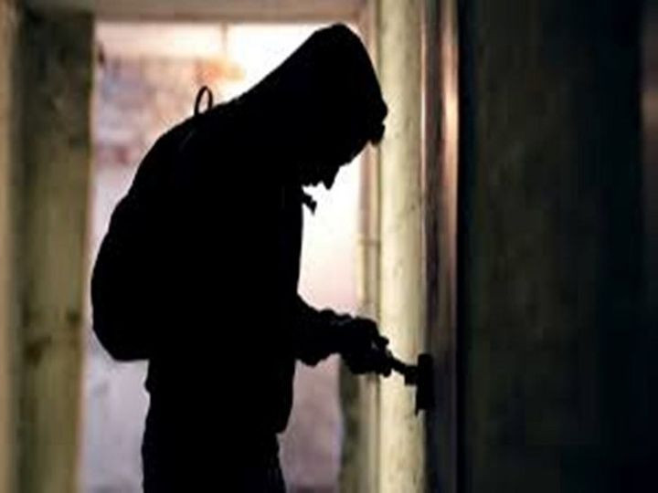 स्वास्थ्य चौकीबाट ३ सेट कम्प्युटर र प्रिन्टर चोरी