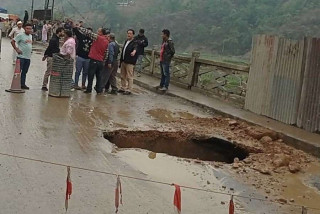 पुलमा भ्वाङ परेपछि विमानस्थल जोड्ने सडक अवरुद्ध