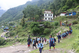 दुर्गमका विद्यार्थीलाई विद्यालय पुग्नै सकस