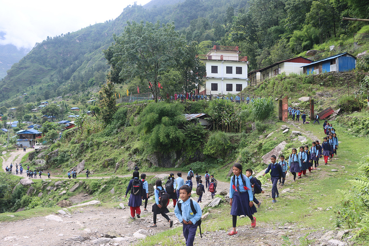 दुर्गमका विद्यार्थीलाई विद्यालय पुग्नै सकस