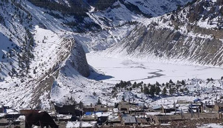 जाडो मौसम सुरु भएसँगै जम्न थाले मनाङका नदी र ताल