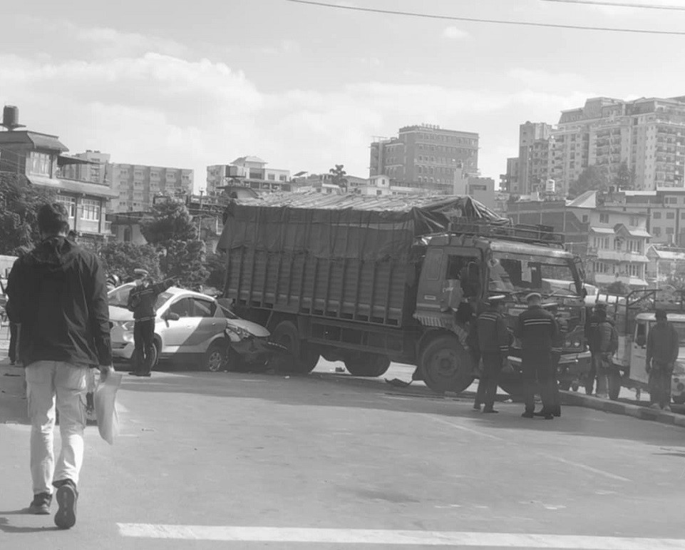 काठमाडौँमा ट्रकले दियो चार वटा गाडीलाई ठक्कर