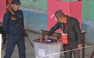 कीर्तिपुरमा कांग्रेसका मेयर उम्मेदवार डंगोलले गरे मतदान