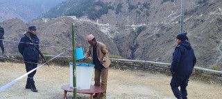 स्थानीय तह उपनिर्वाचन : मतदान जारी ( फोटो फिचर)