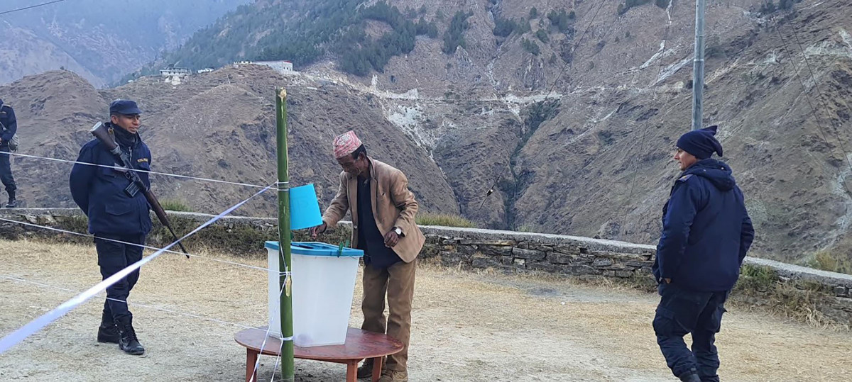 स्थानीय तह उपनिर्वाचन : मतदान जारी ( फोटो फिचर)