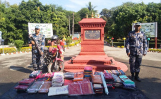 पर्साबाट भन्सार छलीका कपडा बरामद