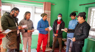 ‘लाज शरणम्’ टिमले आर्थिक सहयोग गरे क्यान्सरपीडित कवि न्यौपानेलाई