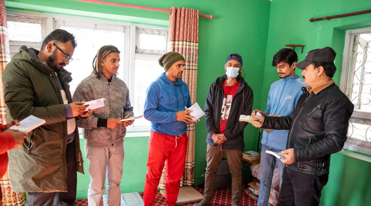 ‘लाज शरणम्’ टिमले आर्थिक सहयोग गरे क्यान्सरपीडित कवि न्यौपानेलाई