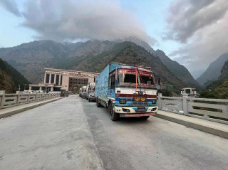 रसुवागढी नाकामा ढुवानी कन्टेनरको चाप बढ्दो