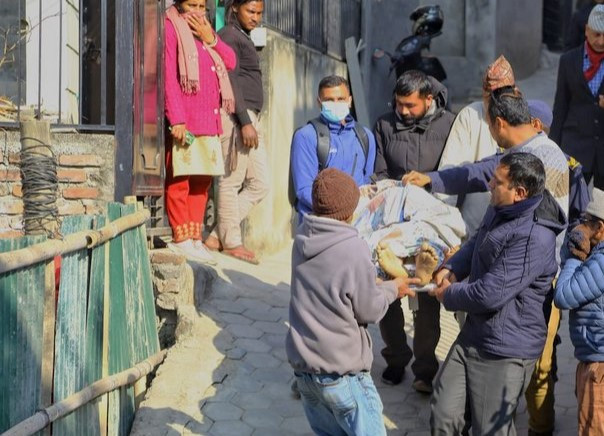 भक्तपुर मृत फेला घटना : पोष्टमार्टमका लागि प्रहरीले शव निकाल्यो
