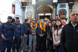 गायक सोनु निगम पुगे पशुपतिनाथ मन्दिर (फोटो फिचर)