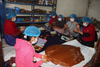 टोखा नगरपालिकामा चाकु बनाइँदै