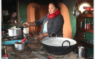चिया बेचेरै छोराछोरीलाई स्नातकोत्तर पढाउने विरस