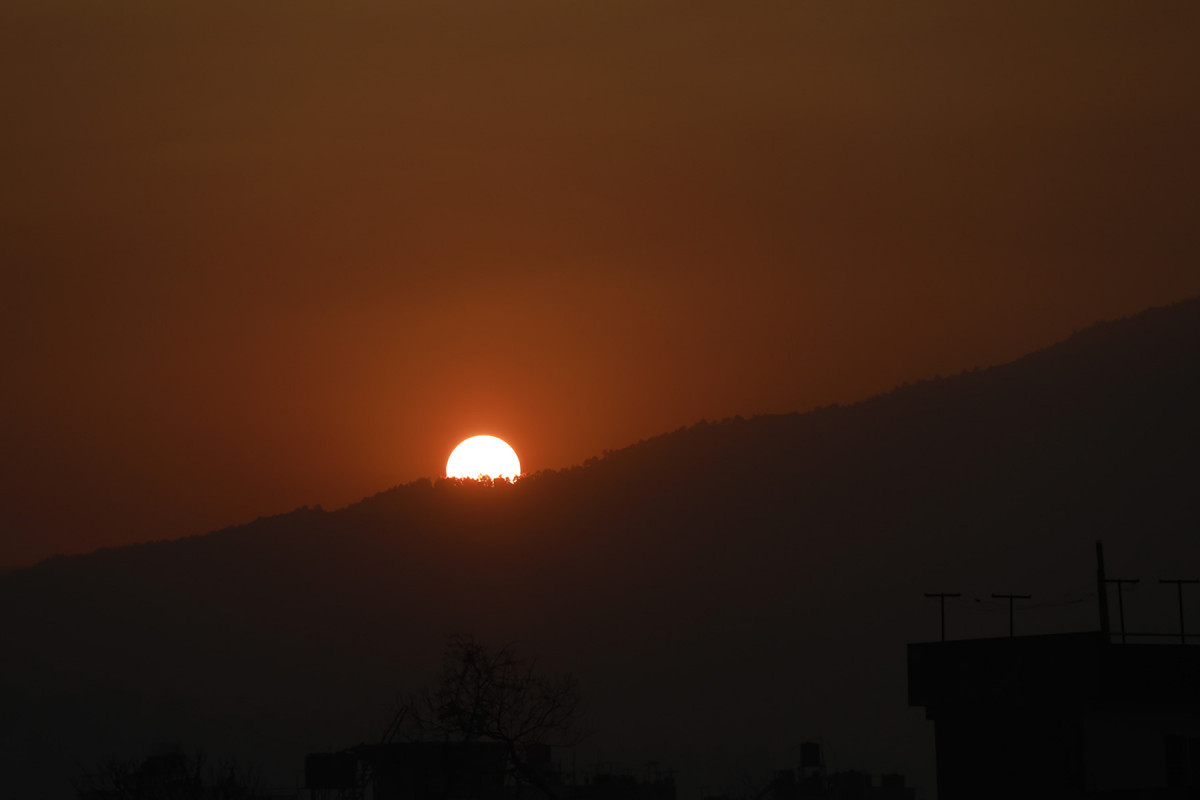 मध्यपुर थिमि शङ्खधर चोकबाट देखिएको सूर्योदयको दृश्य