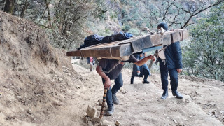 भरियाले धानेको खुम्बु क्षेत्रको ढुवानी, अप्ठ्यारो बाटो छिचोल्दै बोकिरहेछन् सय किलोसम्मका भारी