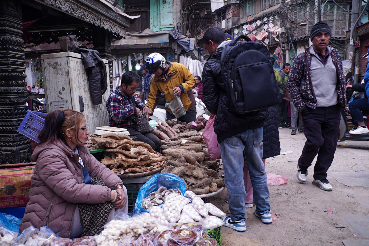 असन बजारमा चाकु र तरुल किन्नेहरुको घुँइचो(फोटोफिचर)