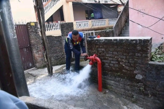 दमकल नजाने काठमाडौंका गल्लीमा यसरी जोडिँदैछ फायर फाइटिङ पाइपलाइन
