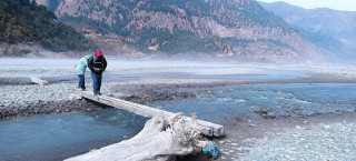 साँघु तर्दै स्थानीय बासिन्दा