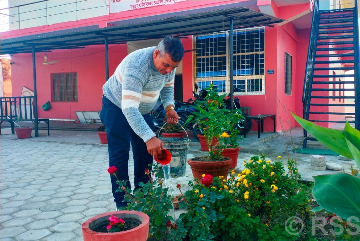 वडाध्यक्षको पहलमा कार्यालय परिसरमा फूलबारी