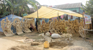 निर्माण गरिएका सरस्वतीको मूर्ति