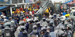 पाथीभरा क्षेत्रमा प्रहरी र आन्दोलनकारीबीच झडप, चार घाइते