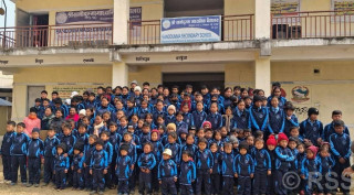 सामुदायिक विद्यालयका चारसय विद्यार्थीलाइ पोसाक वितरण