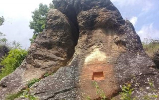 टक्सारको सरस्वती गुफा ओझेलमा