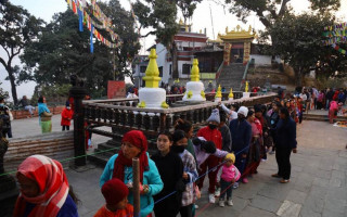 स्वयम्भूमा मञ्जुश्रीको दर्शन तथा सरस्वतीको पूजा गर्ने भक्तजनको घुइँचो