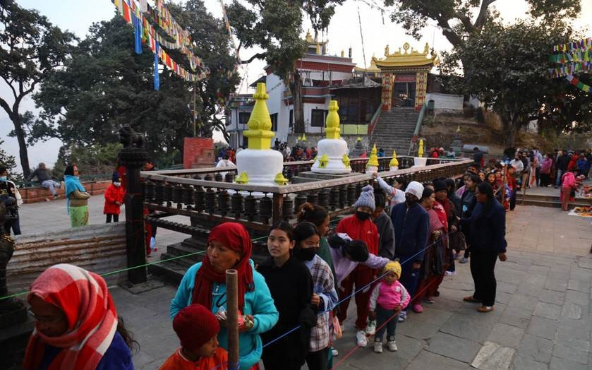 स्वयम्भूमा मञ्जुश्रीको दर्शन तथा सरस्वतीको पूजा गर्ने भक्तजनको घुइँचो