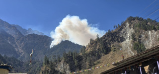 मनाङको तिमाङ जंगलमा लागेको आगो अझै आएन नियन्त्रणमा
