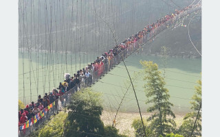 जोखिमयुक्त झोलुङ्गे पुलमार्फत यात्रा गर्न बाध्य भक्तजन