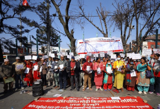 थाल ठटाएर विरोध प्रदर्शन