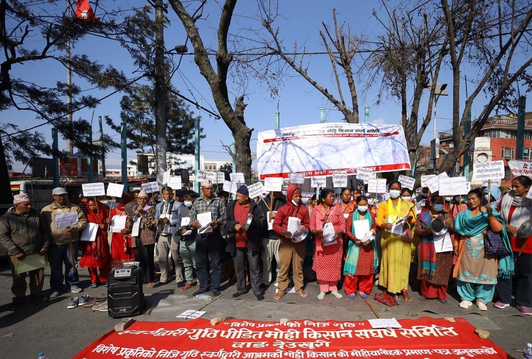 थाल ठटाएर विरोध प्रदर्शन