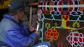 गलैँचाको बुट्टा मिलाउँदै एक उद्यमी